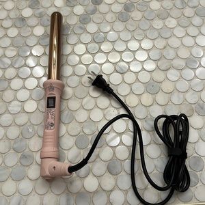 L’ange 1 inch titanium curling wand in color: blush pink